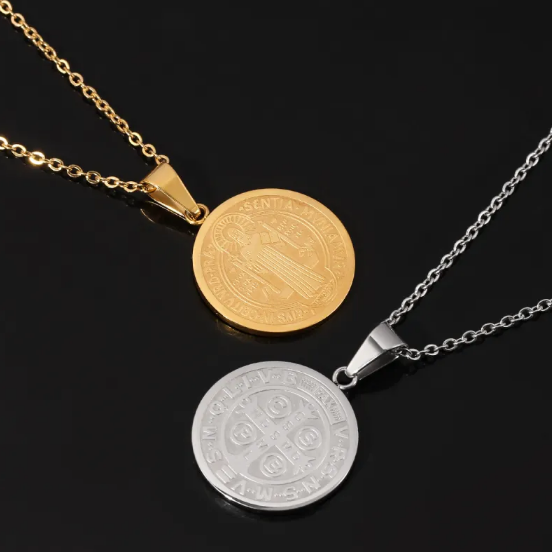 Naszyjnik z Okrągłym Wisiorkiem w Kształcie O