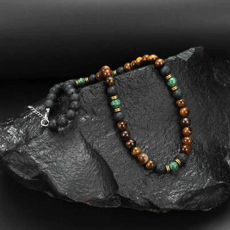 Luksusowy naszyjnik z koralikami z oka tygrysa i złotym zapięciem