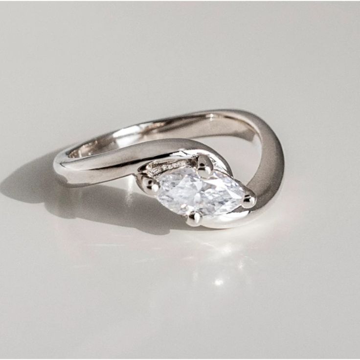 Vintage pierścionek ze srebra falistego z cyrkonią