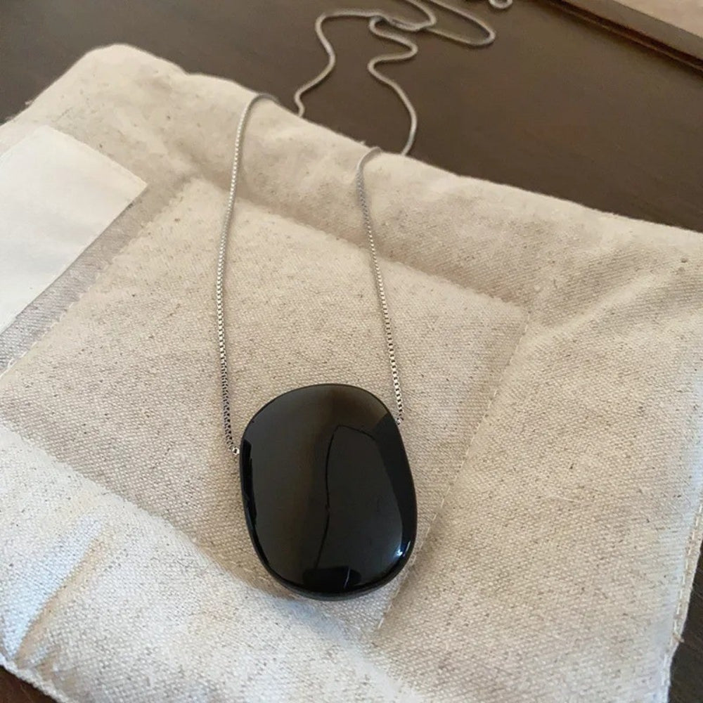 Klasyczny Naszyjnik z Srebrnym Łańcuchem i Czarnym Kamieniem