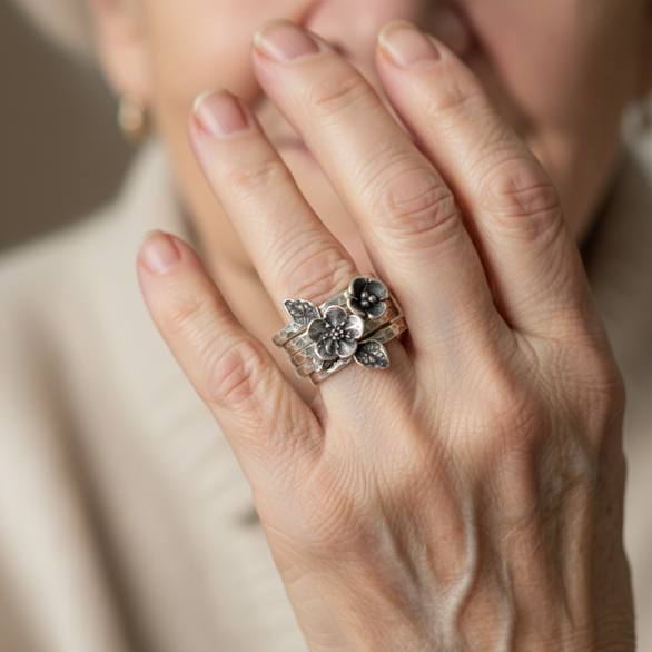 Vintage Pierścionek Warstwowy z Kwiatem w Srebrze