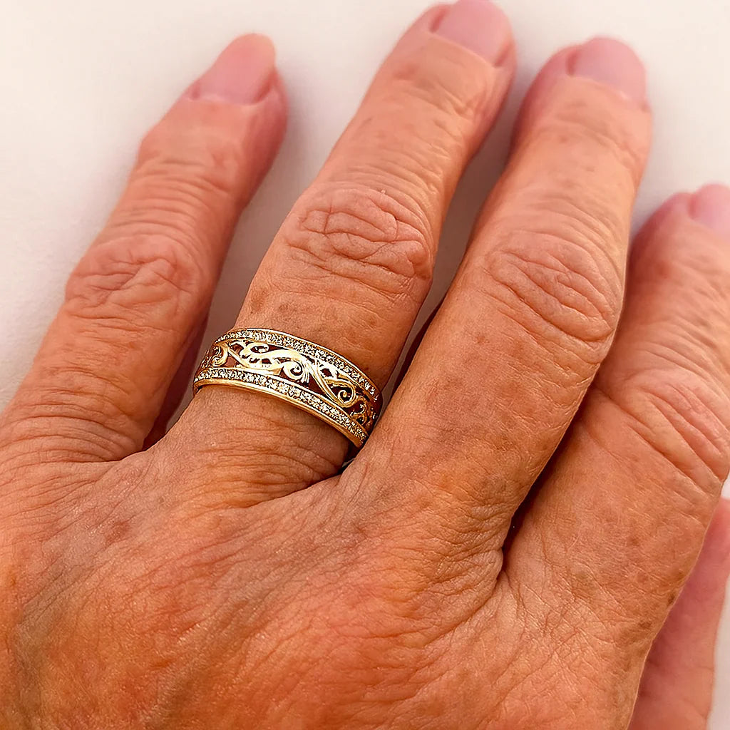 Złoty, błyszczący i pusty pierścionek