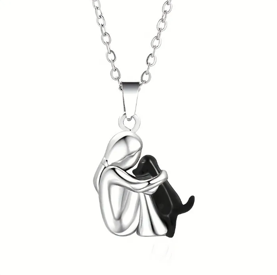 Naszyjnik z Dziewczynką i Psem w Uścisku