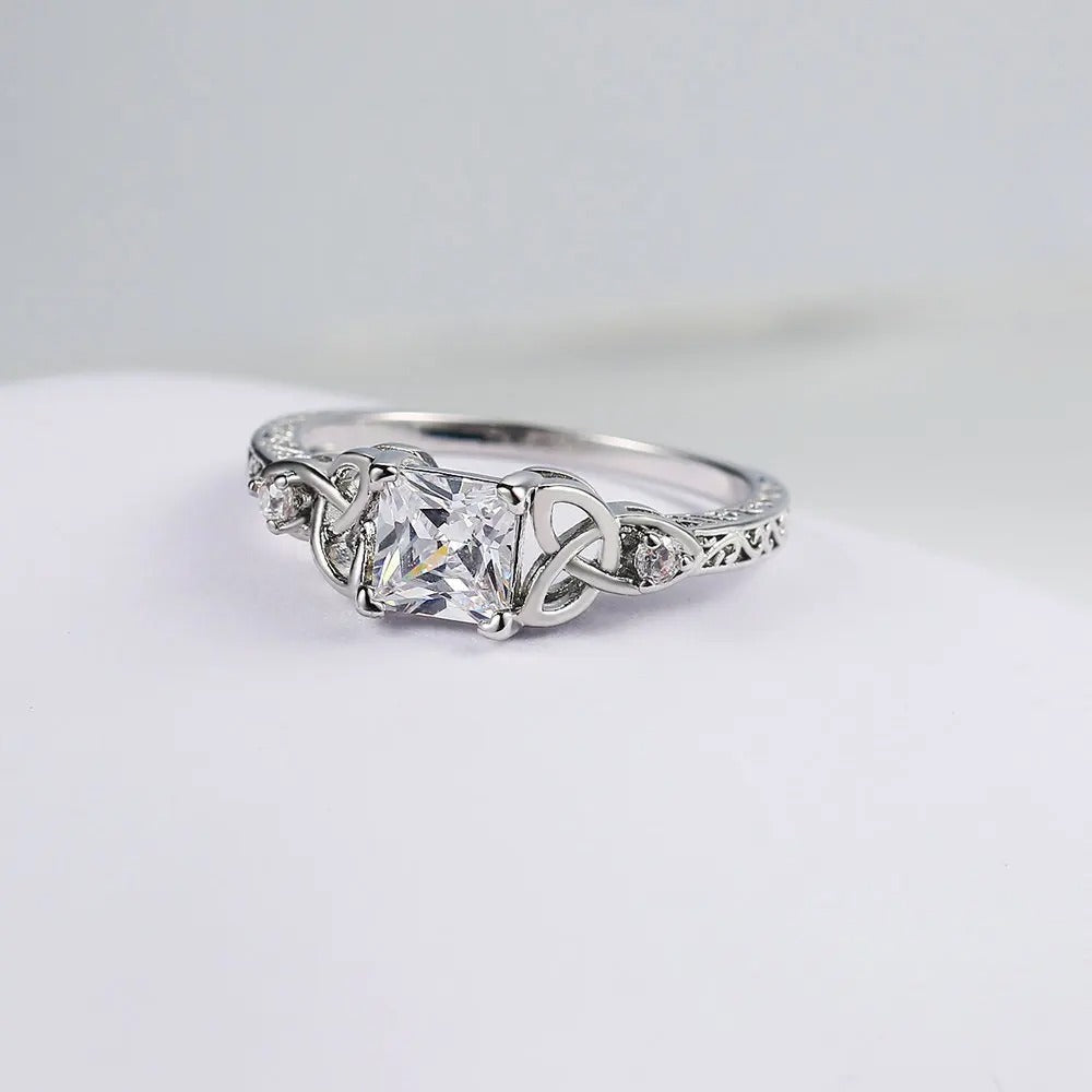 Pierścionek z Designem Węzła i Kamieniem Szlachetnym na Środku