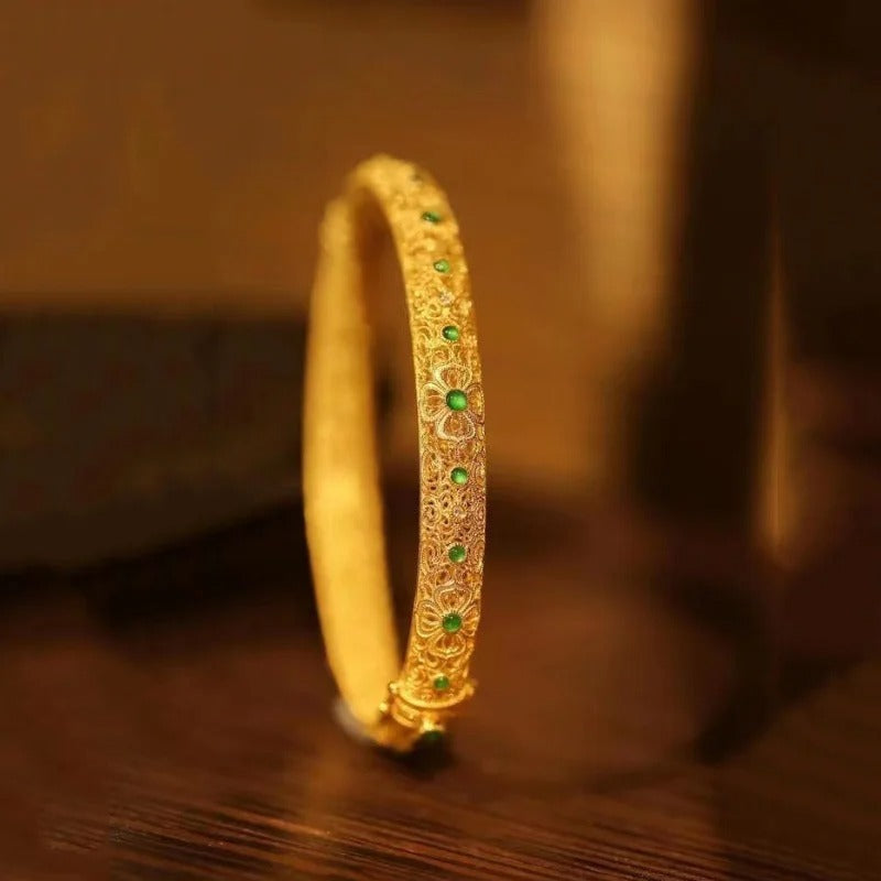 Bransoletka z zielonymi, złotymi kamieniami szlachetnymi i etnicznym wzorem kwiatowym